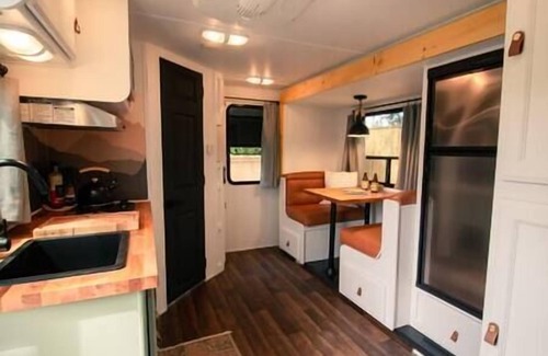 Tyendinaga Mohawk Territory House | RV Glamping w/Cowboy Tub, Lawn Games & Firepit