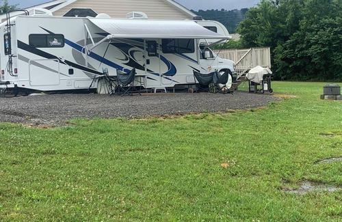 Trenton House | RV in city, pet friendly, close to Ruby Falls, Rock City, Cloudland Canyon.