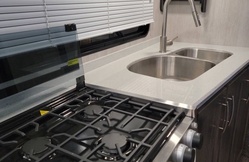 Raisin House | RV Private Park-Like Yard & Animal Encounters - Close to National Parks