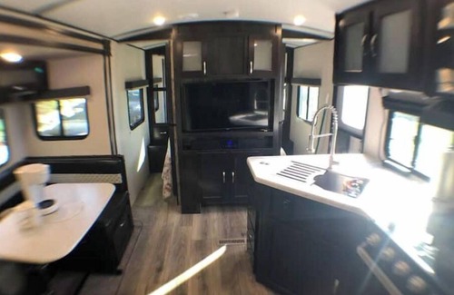 Fire Mountain House | RV with a view, private/1 mile to beautiful beach