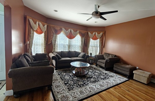 Hicksville House | RYDER CUP Enjoyable 3-bedroom house in Hicksville near LIRR and major Highways