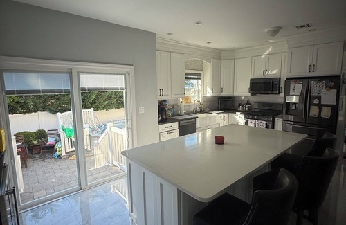 Seaford House | Ryder’s Cup Special! Spacious 4-bedrooms, 3 BR, 8 min walk to LIRR & shuttle!