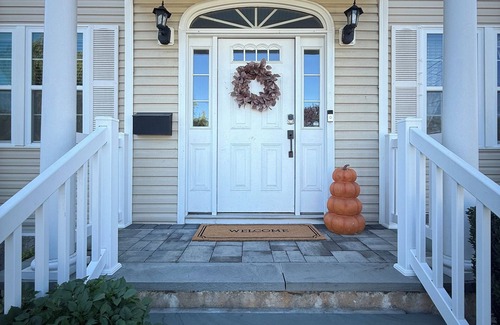 Seaford House | Ryder’s Cup Special! Spacious 4-bedrooms, 3 BR, 8 min walk to LIRR & shuttle!