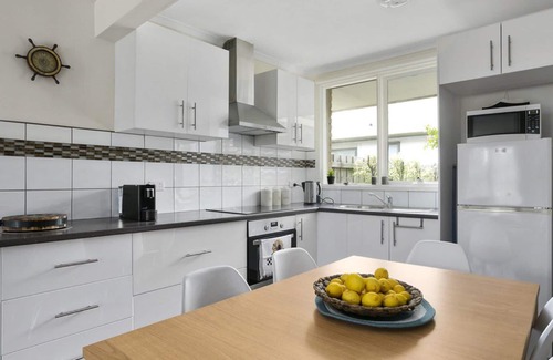 Rye House | Rye Beachfront Gem - Spacious Bayside unit
