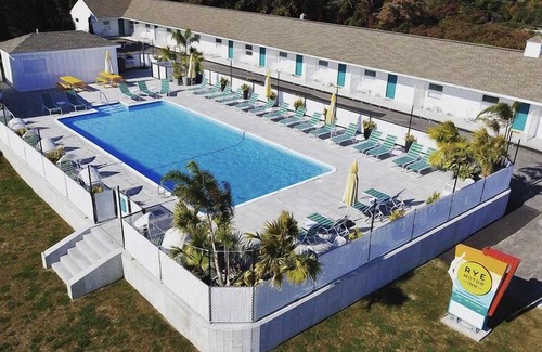 Rye Apartment | Rye Motor Inn - Deluxe Queen Studio Apartment - ADULTS ONLY