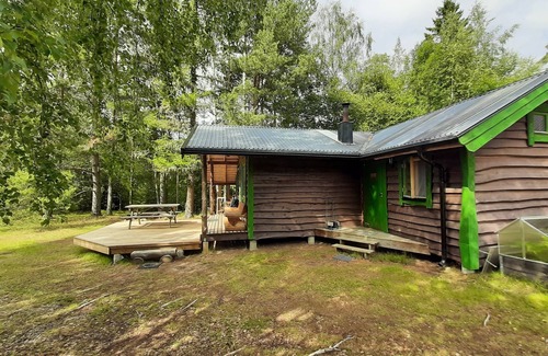 Lakene Cottage | Rymlig och Fräsch Stuga med Egen Timmerhus-bastu och Badtunna Nära Lakenesjön