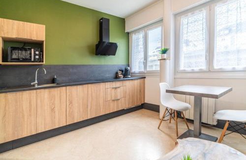 Lorient Apartment | Séjour en centre-ville - rénové et confortable