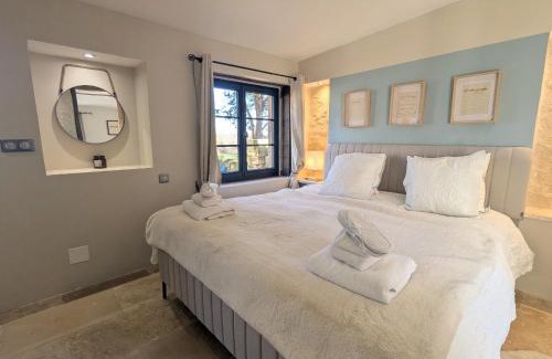 Saint-Cyran-du-Jambot House | Séjour Historique au Domaine de Migny : Gîte avec Bain Nordique et Piscine - FR-1-591-731