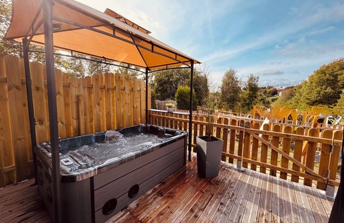 Neuschoenau House | S'Landhaus Apartment wood-burning stove, whirlpool infrared sauna wellness shower