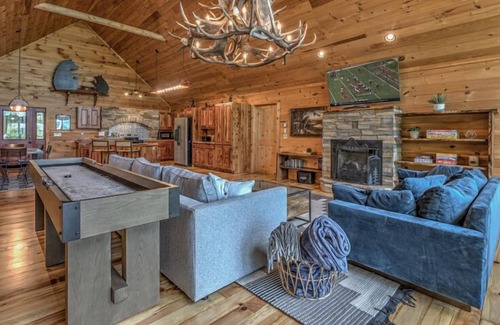 Blue Ridge Cabin | S'more House - Pet Friendly | Shuffleboard | Foosball | Fire pit