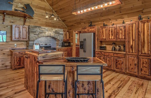 Blue Ridge Cabin | S'more House - Pet Friendly | Shuffleboard | Foosball | Fire pit