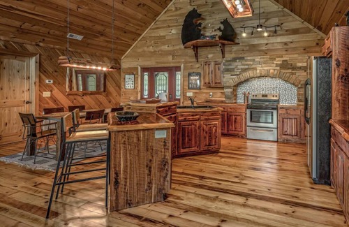 Blue Ridge Cabin | S'more House - Pet Friendly | Shuffleboard | Foosball | Fire pit