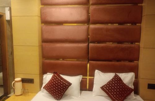 Paharganj Hotel | S R M Hotel Grand Shiva Just a Minute Away From New Delhi Railway Station and V F S Sivaji Stadium Metro Station