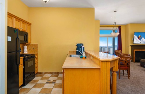 Snowshoe Condo | S100-102 | Heated Garage Parking| Sleeps 12