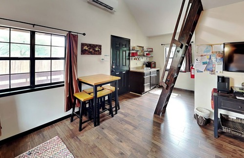 Rockport House | SabaiDii Guesthouse A | Cozy, Downtown Home