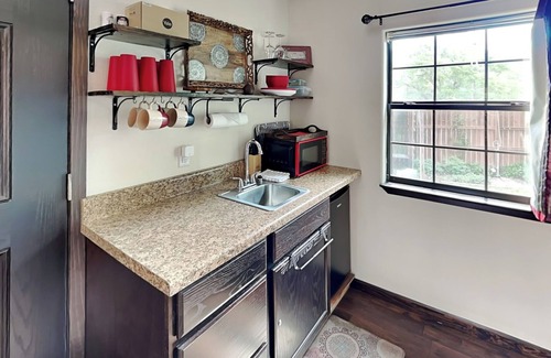 Rockport House | SabaiDii Guesthouse A | Cozy, Downtown Home