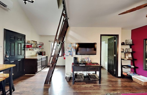 Rockport House | SabaiDii Guesthouse A | Cozy, Downtown Home