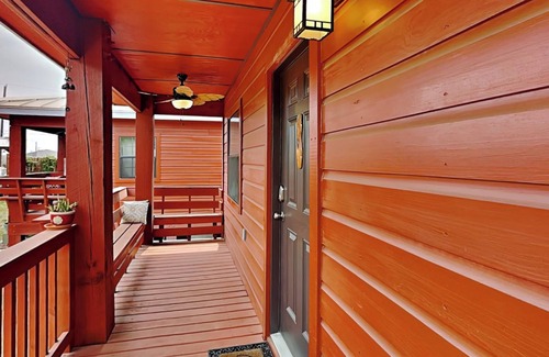 Rockport House | SabaiDii Guesthouse B | Cozy, Garden Views