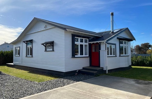 Martinborough House | Sackville Retreat (2 min walk to Square), Close to town and short walk to Vineyards