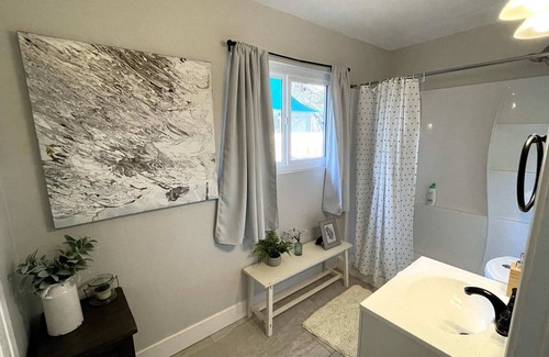 North Oak Park Cottage | Sacramento Modern Bungalow Close 2 UCD Med Center