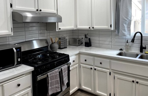 North Oak Park Cottage | Sacramento Modern Bungalow Close 2 UCD Med Center