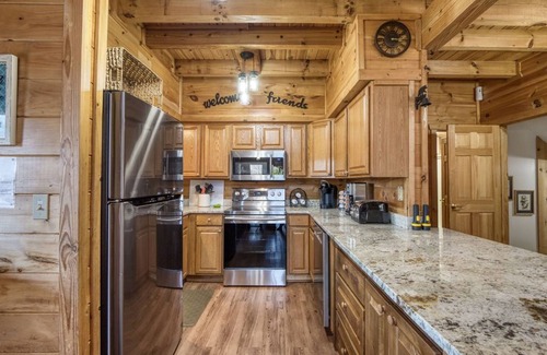 Gatlinburg Cabin | SACRED MOUNTAIN CABIN - 5 ⭐️ ELEGANT, PET FRIENDLY, 3 KING BEDS & GORGEOUS VIEWS