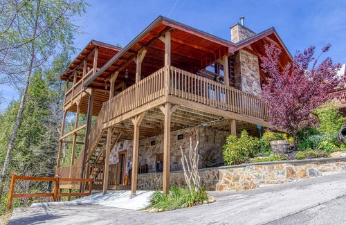 Gatlinburg Cabin | SACRED MOUNTAIN CABIN - 5 ⭐️ ELEGANT, PET FRIENDLY, 3 KING BEDS & GORGEOUS VIEWS
