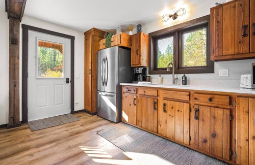 Coram Cabin | Saddle n' Sage, 7 min to Glacier, Fire Pit