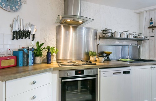 Garn Fadryn Cottage | Saerdy - a coastal that sleeps 6 guests in 3 bedrooms