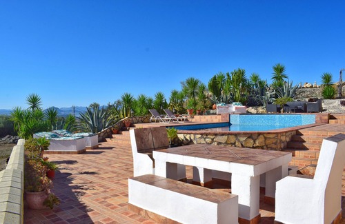 Pruna Apartment | SAFE & SECURE CASA DALI PRIVATE POOL & PATIO AREA.