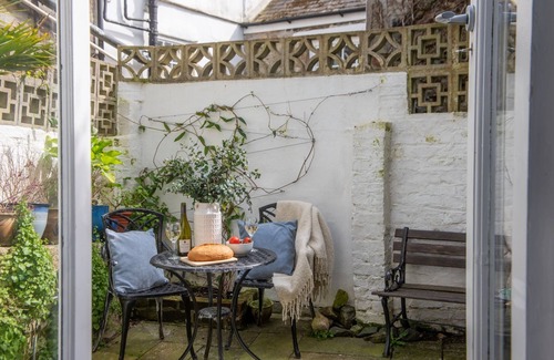 St Ives Cottage | Saffron Cottage - a cottage that sleeps 4 guests in 2 bedrooms