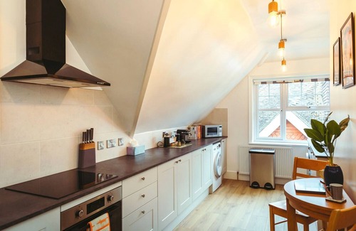 Eastbourne Apartment | Saffrons Sunset - central, chic 2nd floor flat