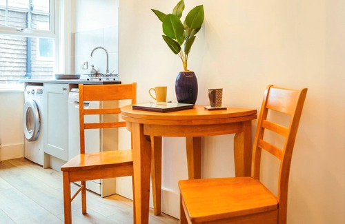 Eastbourne Apartment | Saffrons Sunset - central, chic 2nd floor flat