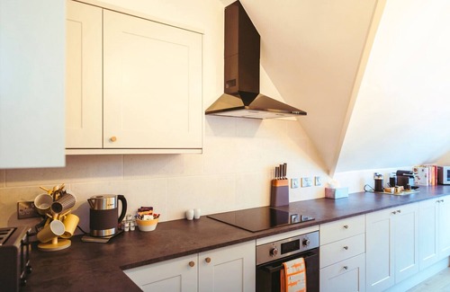 Eastbourne Apartment | Saffrons Sunset - central, chic 2nd floor flat