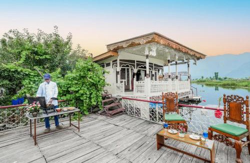Dal Lake Boat Rental | SaffronStays Kingori Houseboat
