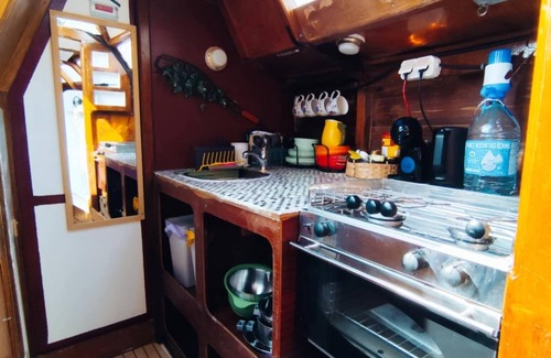 Sallenelles Boat Rental | Saga, an authentic and comfortable wooden sailboat