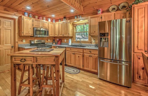 Mineral Bluff Cabin | Sage Elk - Family Friendly | Hot Tub | Game Room