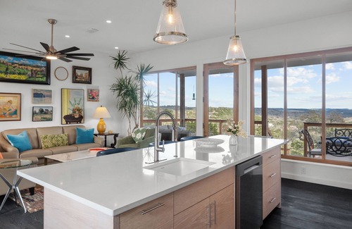 Fredericksburg House | Sage Rock, a beautiful guesthouse in the heart of Fredericksburg wine country.