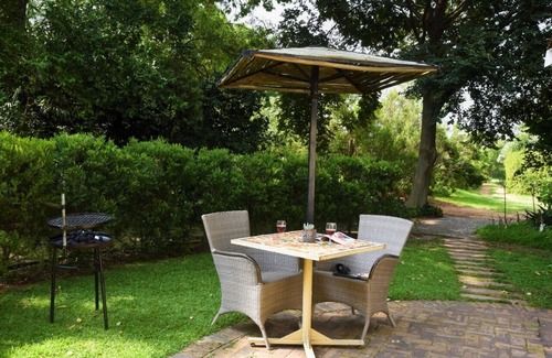 Muldersdrift House | Sagewood cottage for 2 people with wonderful private terrace in garden!