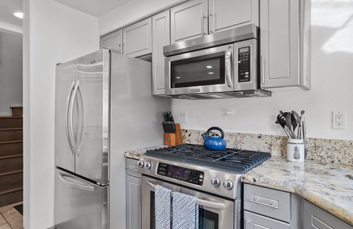 Crown Point House | Sail Bay Dream | Rooftop Patio, Bay Views, AC, Garage, Pinball, Paddle Boards + Bikes