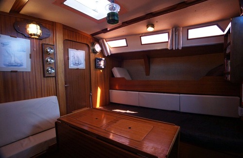 Le Mourillon Boat Rental | Sailboat docked in Toulon