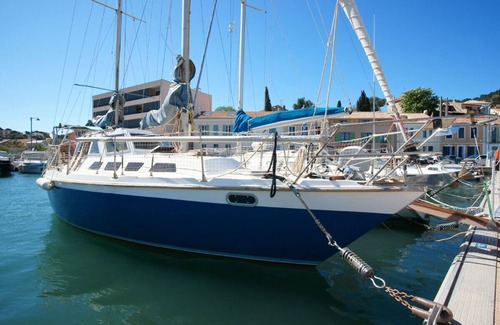 Le Mourillon Boat Rental | Sailboat docked in Toulon