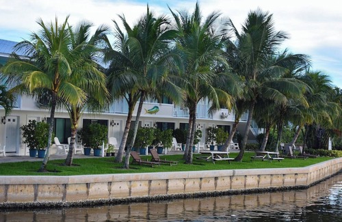 Stuart Apartment | Sailfish Suites - 11 - pet friendly!
