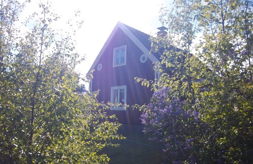 Klavrestrom House | Sailor house red holiday home near lake and golf course with boat in village location