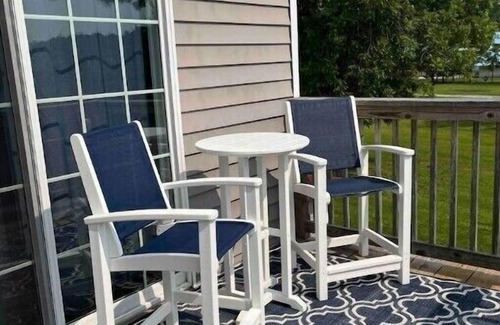 Oriental Apartment | Sailor’s Choice @ Blackwell Point Marina. Pet friendly & boat slips available!