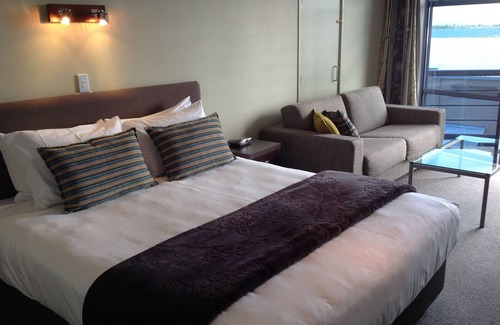 Taupo Hotel | Sails On The Lake