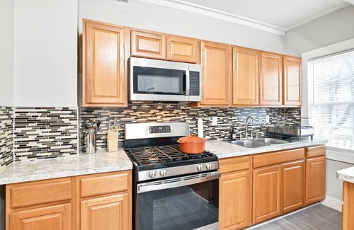 Springfield House | Saint James Manor - Sleeps 24 in Style & Comfort with Parking