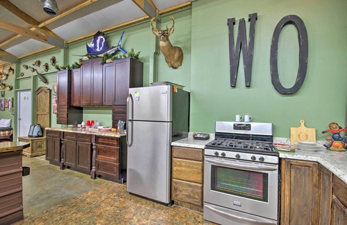 Saint Matthews Apartment | Saint Matthews ‘Outlaw Gameroom’ w/Fire Pit!