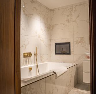 Leeds City Center Apartment | SAINT PAUL - Penthouse Apartment with Hot Tub
