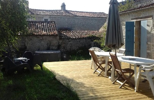 Saint-Sornin House | SAINT-SORNIN Atypical house with large plot 900 m2 closed ripe